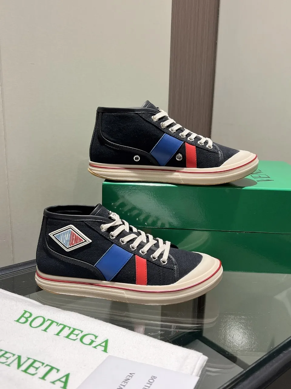 p540🐮🐮Bottega Veneta BV's latest Eliot series, retro basketball shoes, casual sports canvas shoes, become gods when they are launched! [Celebration] [Celebration] A 1:1 copy of the original version, [Fireworks] original material, [Fireworks] original color system, inspired by retro basketball sneakers, the color combination highlights youthful vitality, and perfectly interprets the theme of youth and childlike innocence. The details are also very particular. The summer canvas brings excellent durability and comfort. Designs such as calfskin trim, rubber toe caps and hand-painted retro red lines are full of retro feel. The round toe and convex sole add a modern feel and are suitable for various styles. Easily create a fashionable atmosphere. The upper foot is the focus...can be worn as a couple's shoes...each shoe has more taste and attitude! Fabric: Original customized high-density canvas + cowhide Lining: Original customized breathable canvas Insole: movable latex cowhide insole. Sole: original molded non-slip and wear-resistant TPU material. Sole thickness: 3cm. Size: women's size 35#-40#, men's size 39#-45#.
